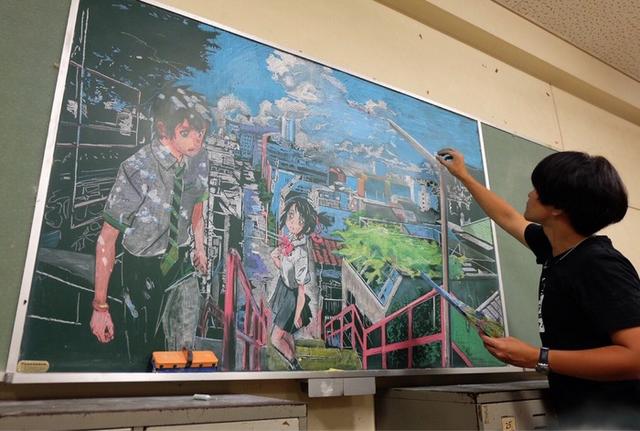 触瞎了！日本学生手绘《你的名字。》黑板画
