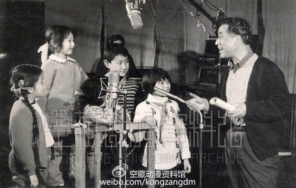 《哪吒闹海》的导演王树忱在为配音小演员说戏（1979年）
